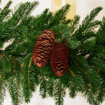 Гирлянда хвойная Pine вблизи
