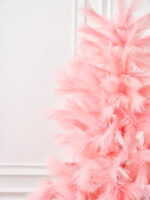 Искусственная ель Pink Charm вблизи слева