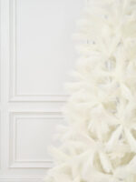 Искусственная ель White Charm слева