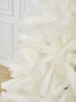 Искусственная ель White Charm слева вблизи