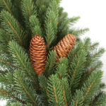 Гирлянда хвойная Pine вблизи с шишками